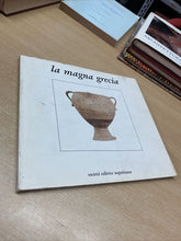 Carica l&#39;immagine nel visualizzatore di Gallery, LA MAGNA GRECIA AA. VV. SOCIETÀ EDITRICE NAPOLETANA BA49
