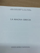 Carica l&#39;immagine nel visualizzatore di Gallery, LA MAGNA GRECIA AA. VV. SOCIETÀ EDITRICE NAPOLETANA BA49
