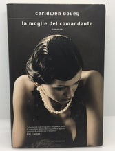 Carica l&#39;immagine nel visualizzatore di Gallery, LA MOGLIE DEL COMANDANTE CERIDWEN DOVEY AC496
