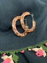 Carica l&#39;immagine nel visualizzatore di Gallery, ORECCHÌNI CERCHIO CON STRASS col. ORO ROSA JEW10
