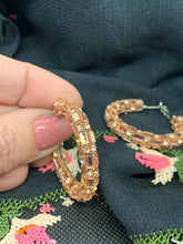 Carica l&#39;immagine nel visualizzatore di Gallery, ORECCHÌNI CERCHIO CON STRASS col. ORO ROSA JEW10

