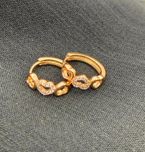 Carica l&#39;immagine nel visualizzatore di Gallery, ORECCHÌNI CERCHIO CON CUORI col. ORO  JEW18
