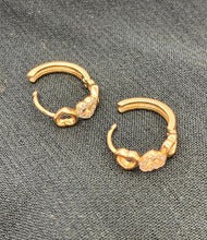 Carica l&#39;immagine nel visualizzatore di Gallery, ORECCHÌNI CERCHIO CON CUORI col. ORO  JEW18
