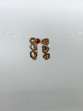 Carica l&#39;immagine nel visualizzatore di Gallery, ORECCHÌNI CERCHIO CON CUORI col. ORO  JEW18
