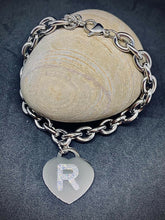 Carica l&#39;immagine nel visualizzatore di Gallery, BRACCIALE DONNA CUORE CON INIZIALE “R” col. ARGENTO  JEW23
